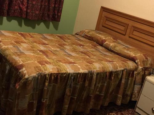 ein Schlafzimmer mit einem Bett mit einer Bettdecke darauf in der Unterkunft Roxy Hotel in Los Angeles