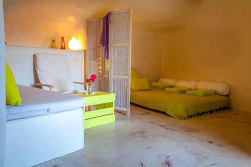 Кровать или кровати в номере Aloni Cave House