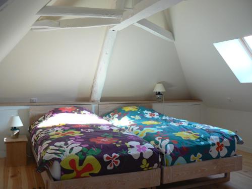 1 dormitorio con 1 cama en el ático en La petite maison de Clotilde, en Creysse
