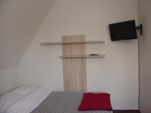 1 dormitorio con 1 cama y TV en la pared en Limba, en Bukowina Tatrzańska