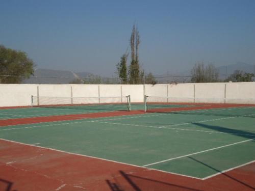 Tenis a/nebo squash v ubytování Hotel Cipreses nebo okolí