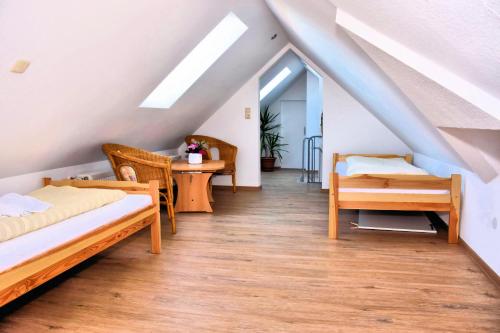 バンベルクにあるFerienwohnungen Louisenblickの屋根裏部屋(ベッド2台、テーブル付)