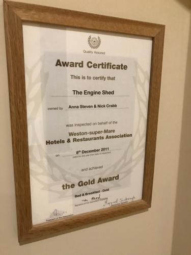 ウェストン・スーパー・メアにあるThe Engine Shedの金賞額縁の証明書