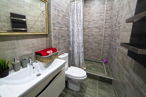 リヴィウにあるRubna 5のバスルーム(洗面台、トイレ、シャワー付)