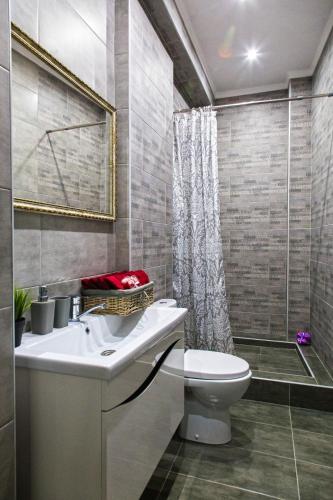 リヴィウにあるRubna 5のバスルーム(洗面台、トイレ、シャワー付)