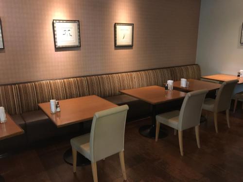 带广带广大露台经济型酒店的餐厅里的一排桌椅