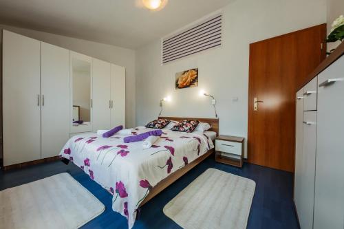 A bed or beds in a room at Two beautiful apartments near the sea