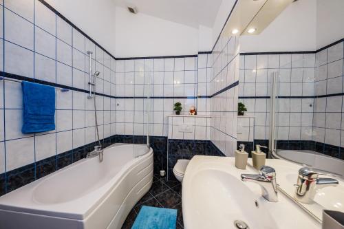 卡什泰拉Two apartments near the sea的带浴缸、马桶和水槽的浴室