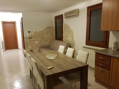 キオッジャにあるPalazzo Riva Mareのキッチン(木製テーブル、白い椅子付)