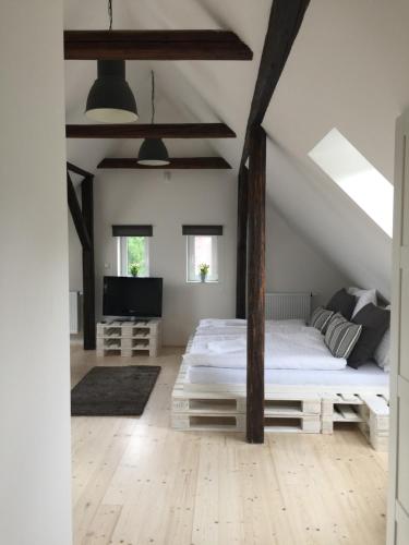 ベドジホフにあるHorská vila Wanderのベッドルーム1室(屋根裏部屋に大型ベッド1台付)