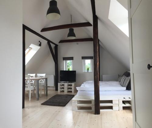 1 Schlafzimmer mit einem Bett und einem Esszimmer in der Unterkunft Vila Wander in Bedřichov