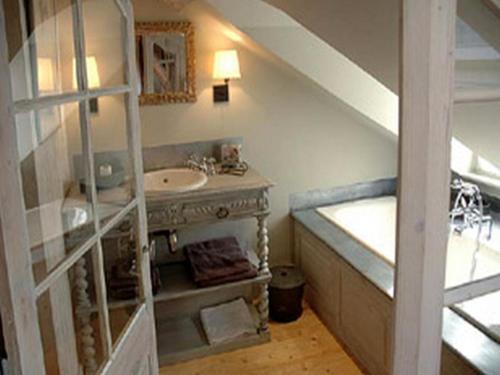 baño con lavabo y cama en Au Grey d'Honfleur, en Honfleur