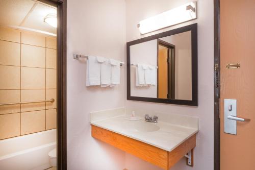 Et badeværelse på Days Inn by Wyndham Mason City