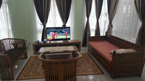 Μια τηλεόραση ή/και κέντρο ψυχαγωγίας στο VVIP Homestay Villa Proton City