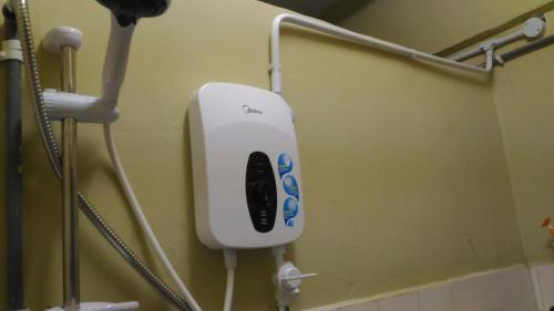 un dispensador de jabón en la pared del baño en Teknologi Kajang Homestay en Kajang