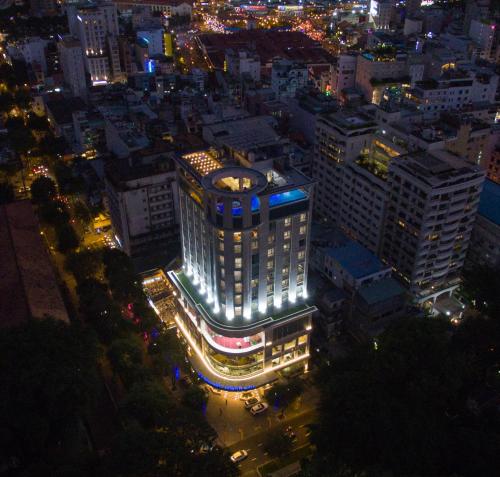 胡志明市的住宿－中央皇宮酒店，城市的一座有灯光的建筑