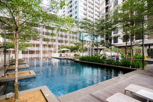 uma piscina no meio de uma cidade em 188 Suites by NamaStay em Kuala Lumpur