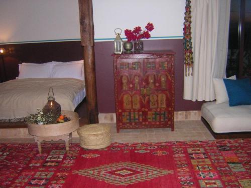 Una cama o camas en una habitación de Dar Al Manar