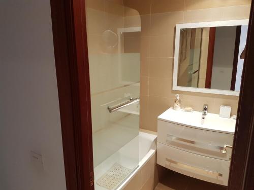 een badkamer met een wastafel en een spiegel bij Riviera del Sol in Mijas Costa