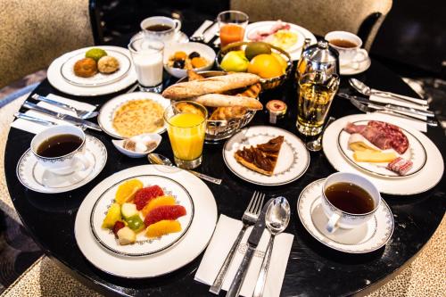 シャルトルにあるJehan De Beauce - Teritoriaの朝食の食べ物が載ったテーブル