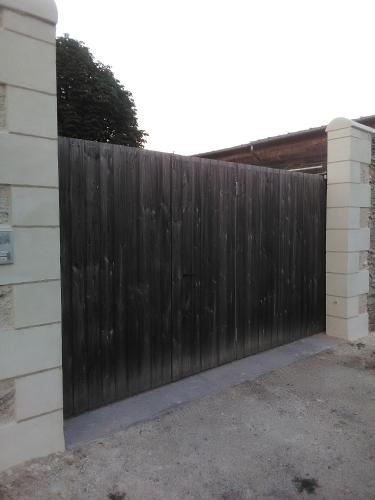 a wooden fence in front of a house at Gite a proximite de Tours in Chambray-lès-Tours