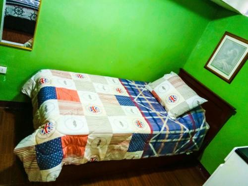 Katil atau katil-katil dalam bilik di Entire House with 4 rooms near SM Molino and Vermosa Ayala