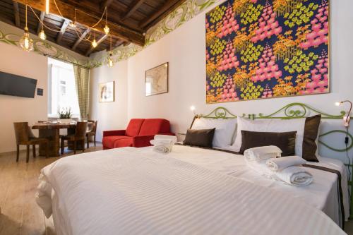 1 dormitorio con 1 cama grande y una pintura en la pared en Navona Open Space Apartments, en Roma