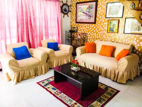 Ruang duduk di Entire House with 4 rooms near SM Molino and Vermosa Ayala