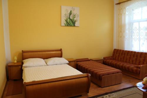 ムジェジノにあるPokoje Bialy Domのリビングルーム(ベッド1台、ソファ付)