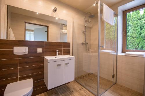ヴィスワにあるWiktoriaのバスルーム(トイレ、洗面台、シャワー付)
