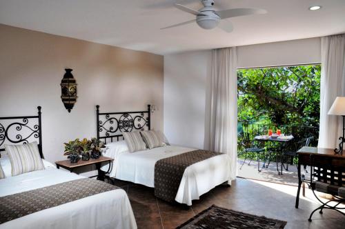 เตียงในห้องที่ Hotel & Spa Hacienda de Cortés