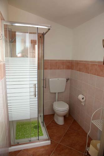 サンタンティーオコにあるAppartamento Lavandaのバスルーム(トイレ、ガラス張りのシャワー付)