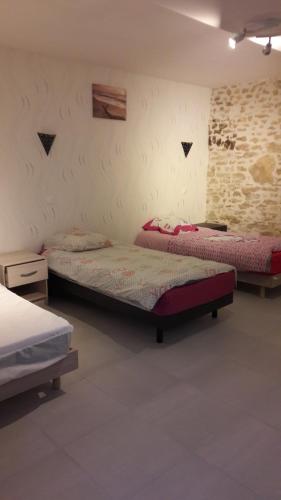 una stanza con due letti in una stanza di la ferme au ROY a Bernouil