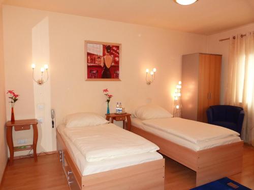 a room with two beds in a room at Hotel Krone in Alsfeld