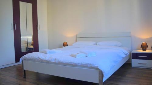 FilinHome Stefanovica Suite 2 tesisinde bir odada yatak veya yataklar
