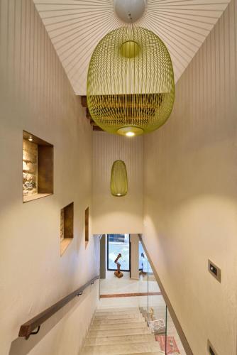 a hallway with a large green pendant light at Rosa Salva Hotel in Venice