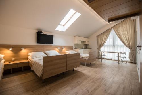 1 dormitorio con cama y escritorio. en Wiktoria, en Wisła