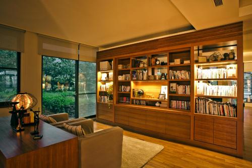 a living room with a library with bookshelves at Adagio Shihtiping in Fengbin