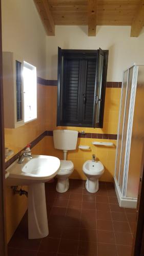 マリーナ・ディ・ラグーザにあるVilla Principeのバスルーム(洗面台、トイレ付)、窓が備わります。