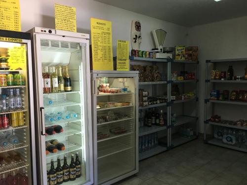- un réfrigérateur avec une porte ouverte dans un magasin dans l'établissement Camping U Moru, à Figari
