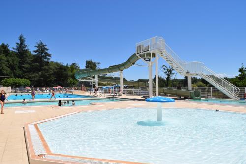 Swimming pool sa o malapit sa Camping - Village Vacances du Lac