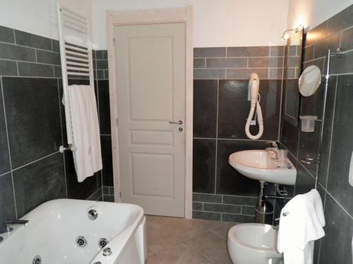 a bathroom with a tub and a sink and a toilet at Costa Morroni in Levanto