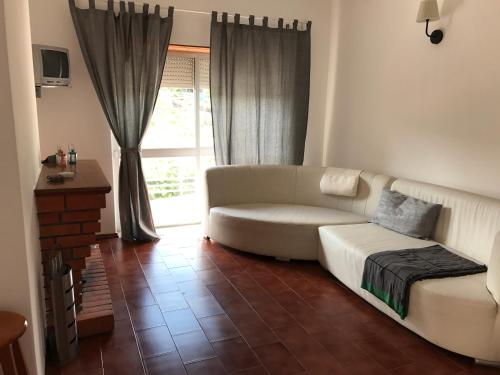 - un salon avec un canapé blanc et une fenêtre dans l'établissement Europa Apart, à Castanheira de Pêra