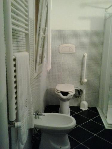 a small bathroom with a toilet and a sink at Costa Morroni in Levanto