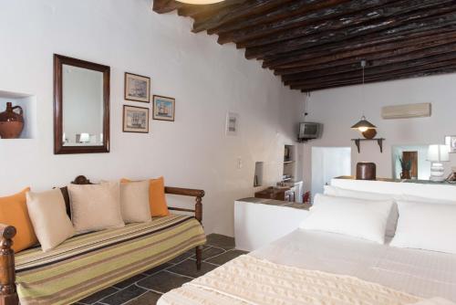 Un pat sau paturi într-o cameră la Aris & Maria Houses