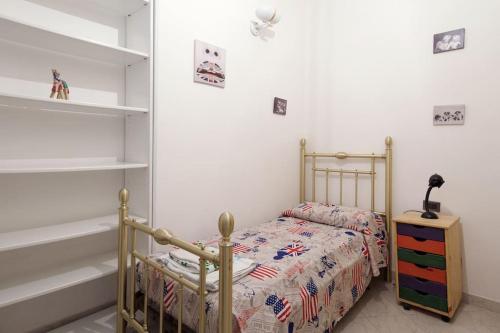 ラ・スペツィアにあるCasa Beveriniの小さなベッドルーム(ベッド1台、棚付)