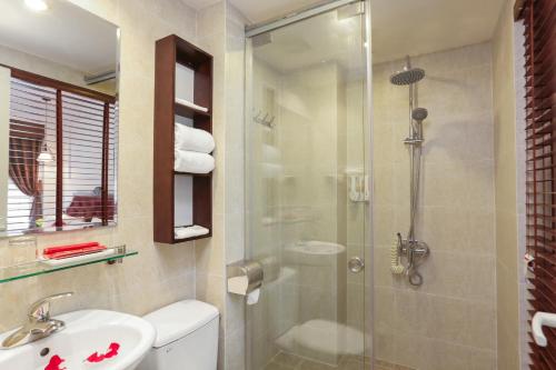 Phòng tắm tại Hanoi La Vision Hotel
