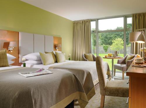 Tempat tidur dalam kamar di Sligo Park Hotel & Leisure Club