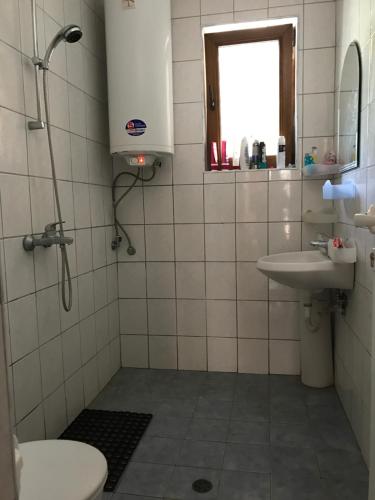 A bathroom at Villa Vladi Balchik