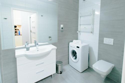 コウォブジェクにあるApartament Blue Coast Solna 11c/305の白いバスルーム(洗濯機、シンク付)